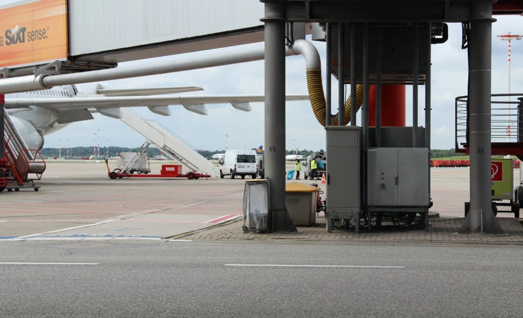 Aircraft servicing at the gate (jet bridge + ground equipment)