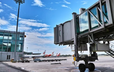 Passenger boarding bridge (jet bridge)