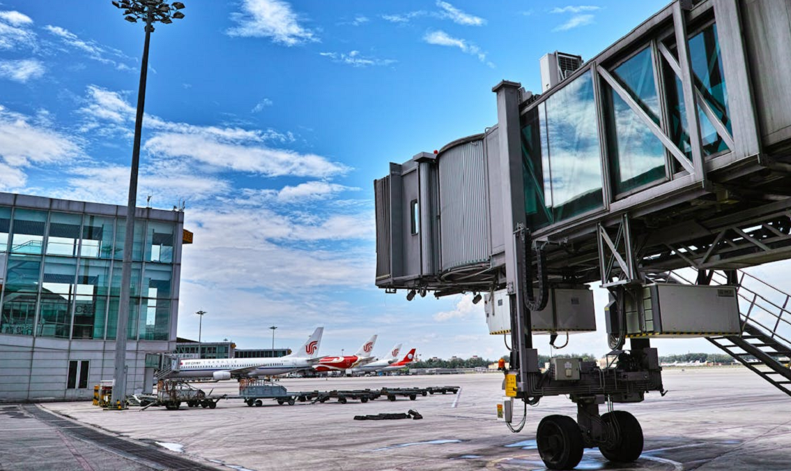 Passenger boarding bridge (jet bridge)